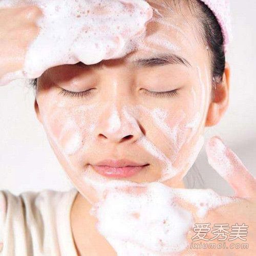 小苏打粉洗脸适合什么肤质 小苏打粉洗脸可以去角质吗