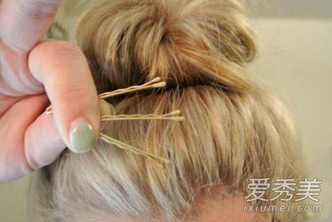 冬季梳款丸子头 3种最常用扎法哪种最减龄 流行丸子头扎法