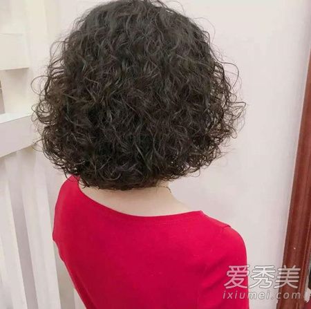 十个大妈九个贴头小卷烫？烫小卷发怎么样更显年轻