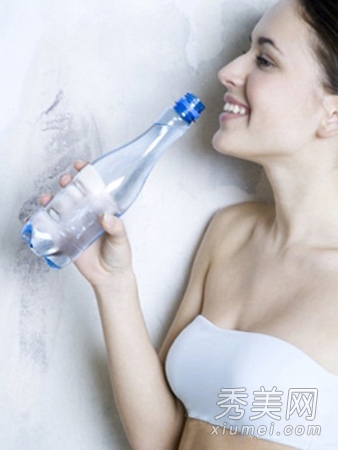 最简易美容方法 女人喝对水是护肤关键