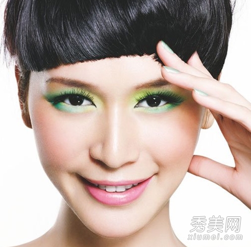 早春流行彩妆：嫩绿色眼妆提升亲和力