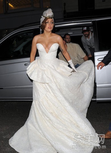 Gaga穿開胸美胸婚紗 秀誇張新娘妝