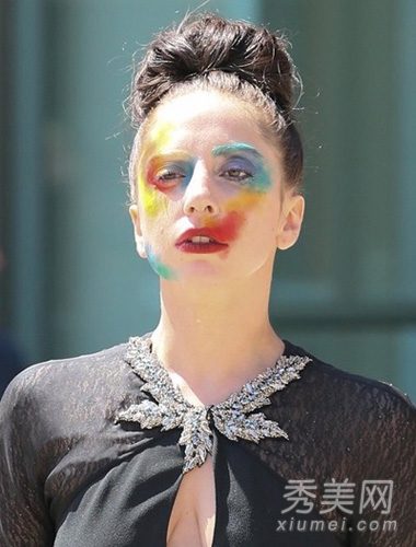 Lady Gaga“塗鴉妝”濕發造型似鬼魅