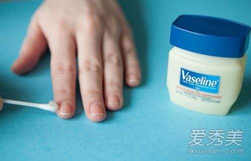 如何涂个漂亮的指甲油 省时省力不重来 涂指甲油的技巧