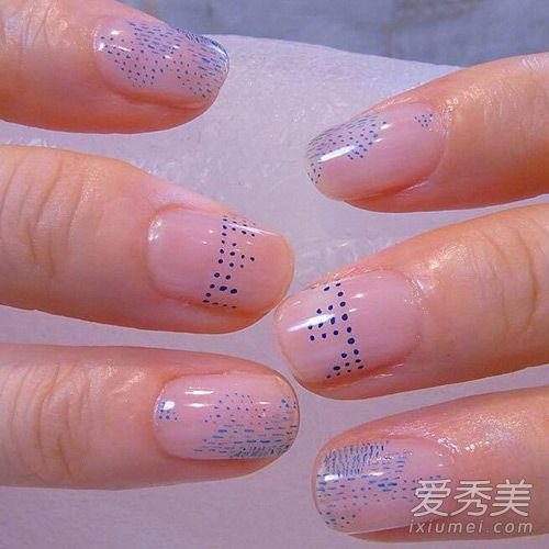 2016春天美甲重点：清新感十足的雾面与留白 美甲图片2016款式