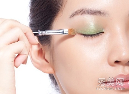 底妆眼妆画法：持久不脱妆的化妆方法