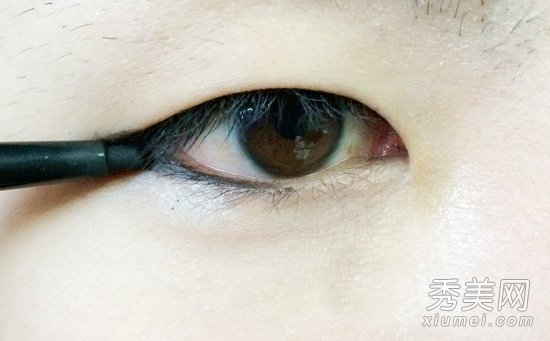 化妆步骤：内双单眼皮怎么画眼线？
