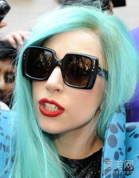 Lady Gaga爱上绿发后雷人造型