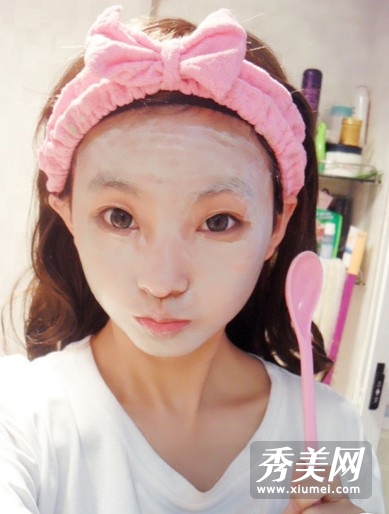 水嫩小萌女亲身示范面膜葵花宝典