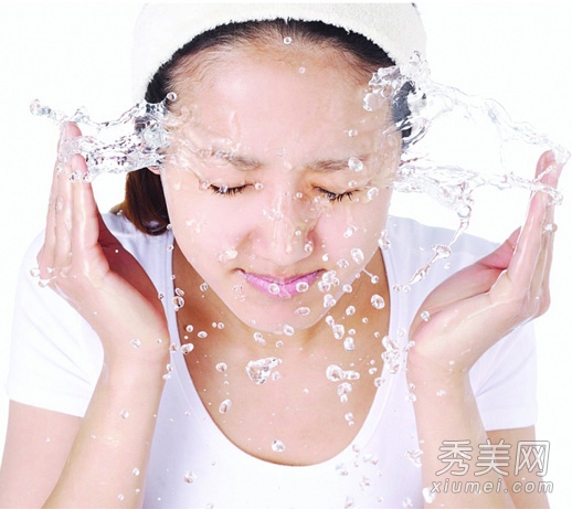 秋天正确洗脸方法 温水最佳别忘保湿