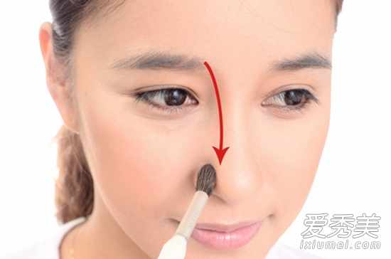 瘦脸妆容：底妆眉眼化妆小心机怎么化妆显脸小