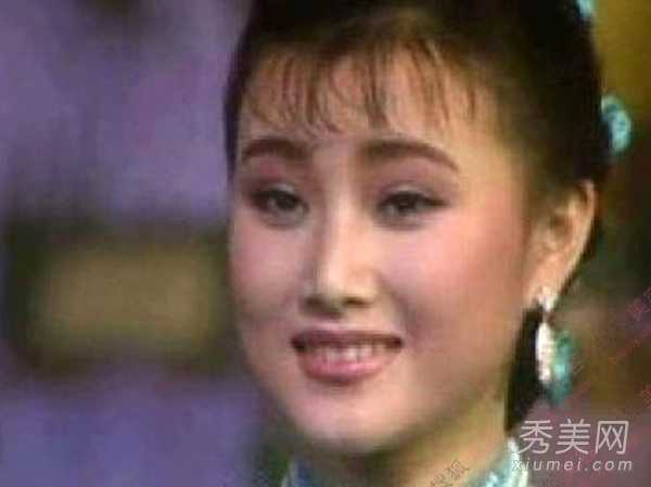 宋祖英年年上春晚 24年妝容造型回顧