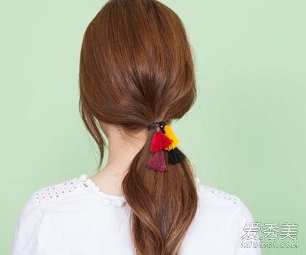 戴流苏发圈的少女 DIY个性发饰让扎发更有趣 如何自己做法式