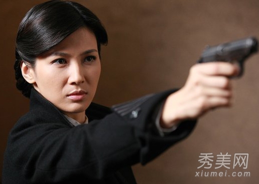 《断刺》女主童蕾“特务妆”冷艳 神迷男主