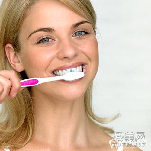 正确刷牙+多喝水 牙齿美白8个窍门