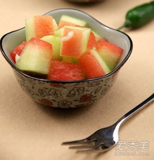 西瓜皮可以敷脸吗 西瓜皮可以美容吗 西瓜皮面膜怎么做