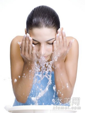 洗脸的正确方法 别太用力水别太烫
