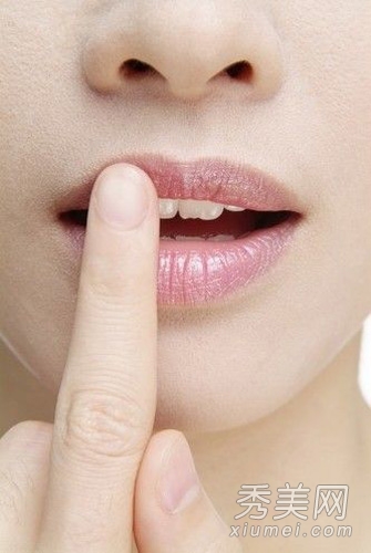 嘴唇脱皮干裂发紫 冬季4步急救护唇法