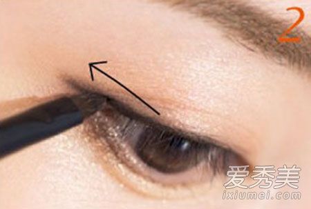 初学化妆怎样画眼线？眼线的画法步骤图初学者怎么画眼线
