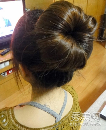 夏日最简单的DIY发型 韩式花苞头扎发教程