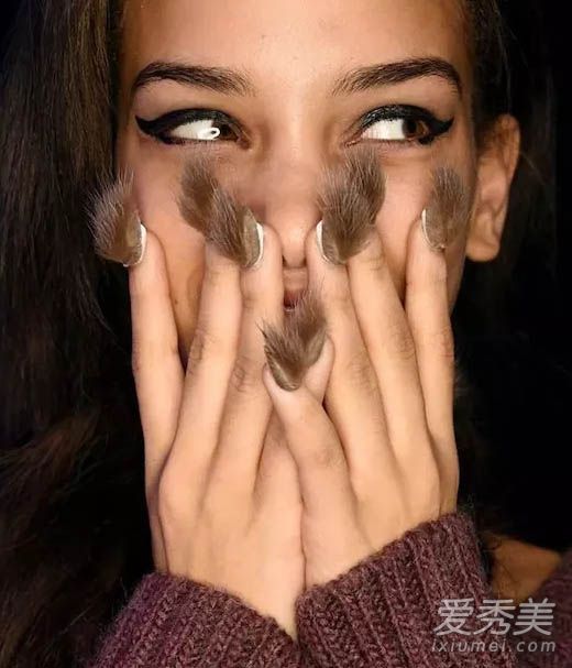 欧美时尚圈“长毛美甲”吓到宝宝了！ 长毛美甲