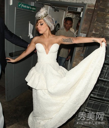Gaga穿开胸美胸婚纱 秀夸张新娘妆