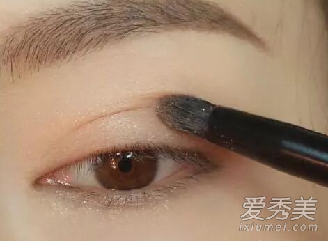 上班族“伪素颜”通勤妆怎么画？