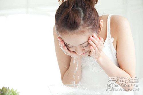 怎样洗脸可以美白又收缩毛孔 如何用牛奶正确洗脸