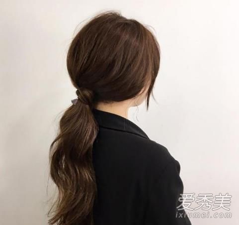 韩式低马尾发型怎么扎 夏季长发马尾辫的各种扎法图解
