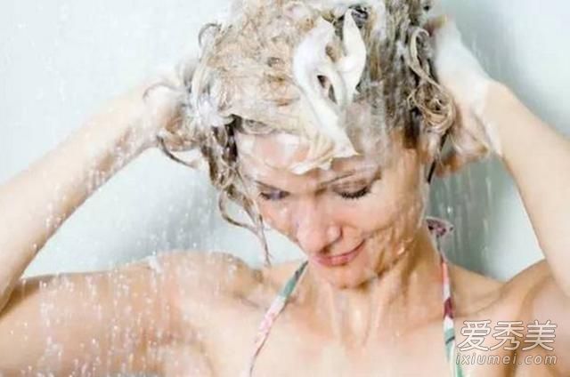 头发油怎么洗头最彻底？出游季这样洗头跟油头说拜拜 头发容易油怎么洗
