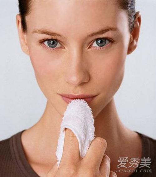 不能放过嘴巴！ 去角质要全面到嘴唇 去角质的步骤