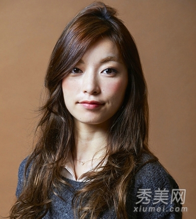额头高女生发型推荐 卷发俏丽更可爱