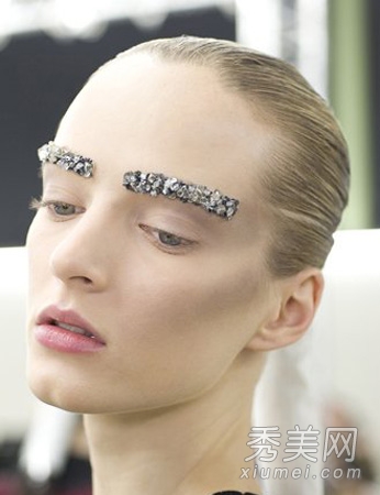 香奈儿冬季彩妆新品 水晶眉妆变潮人