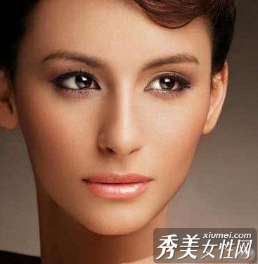 眼睛干涩水润一下 冬季给眼睛洗洗澡吧！