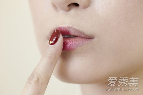 花瓣染唇暂时缓缓 日本流行LOVE心型唇 唇妆的画法