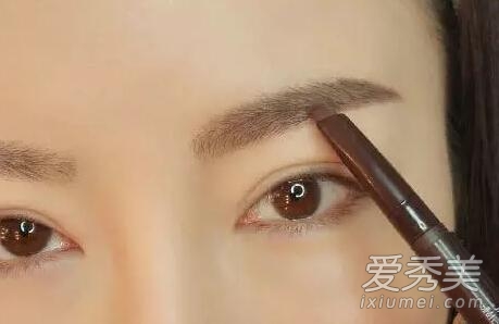 上班族“伪素颜”通勤妆怎么画？