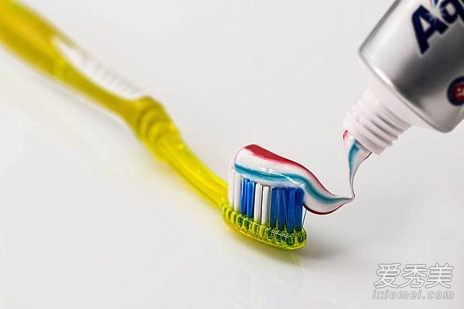 含氟的牙膏好不好 含氟牙膏和不含氟牙膏的区别