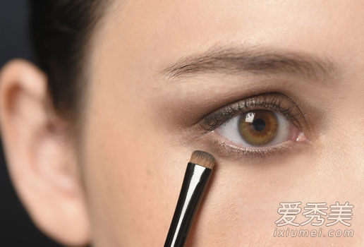 歐美女星教你怎麼化妝遮黑眼圈？