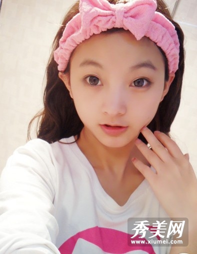 水嫩小萌女亲身示范面膜葵花宝典