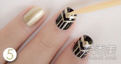 自制黑色+金色炫酷拼接美甲（图）
