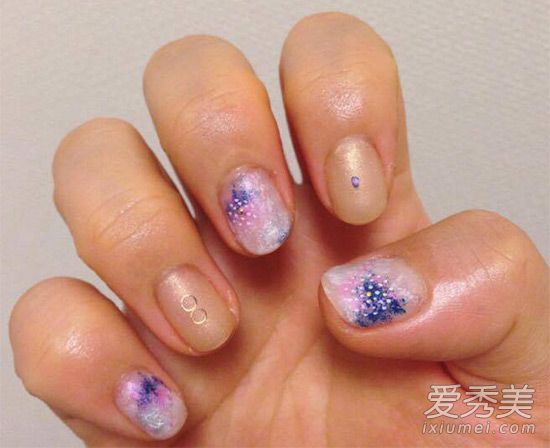 2016春天美甲重点：清新感十足的雾面与留白 美甲图片2016款式
