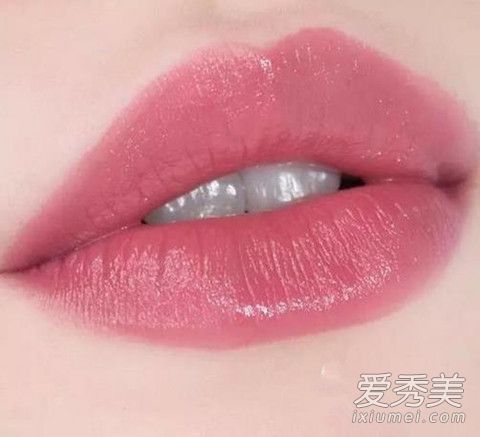雅诗兰黛恋爱唇膏多少钱 雅诗兰黛恋爱唇膏试色