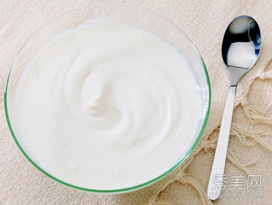 牛奶+面粉+维E 夏季DIY美白方法