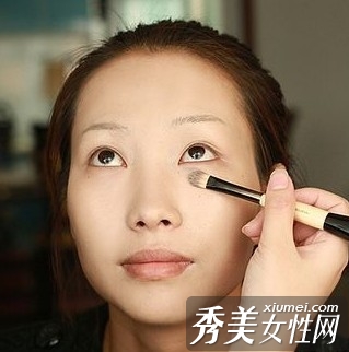 魅惑猫眼妆拥有更立体轮廓