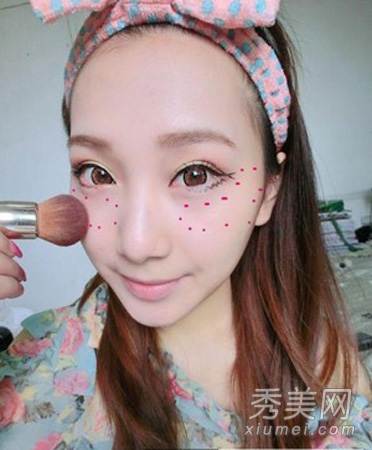美女示范韩式化妆技巧 做个优雅女人