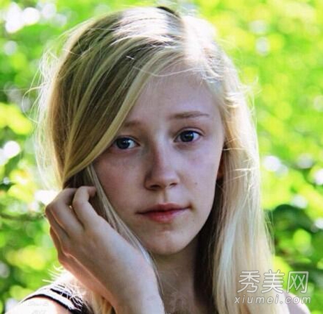 丹麦天使“美丑”瞬变 萌系大眼假睫毛贴法假睫毛怎么贴自然