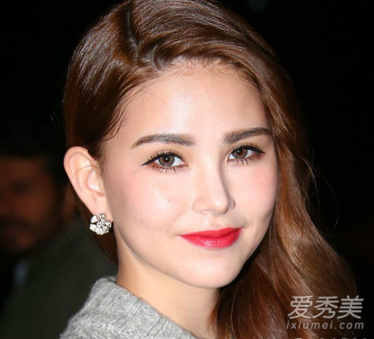 2015女明星红唇妆大PK 谁是年度最美？ 复古红唇妆