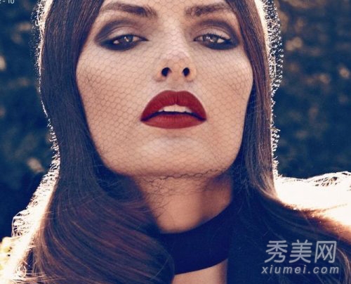 圣诞节亮眼彩妆 超模示范霸气“红妆”