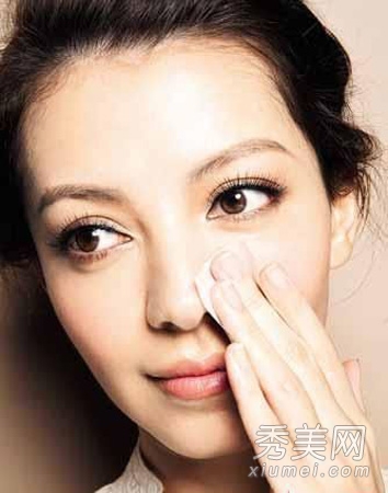 敷面膜忌用手挤 去黑头牢记4个要点