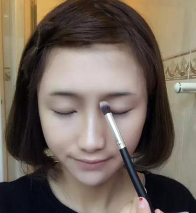 戴眼镜怎么化妆？再不学就残了 戴眼镜如何化妆